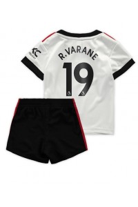Manchester United Raphael Varane #19 Babytruitje Uit tenue Kind 2022-23 Korte Mouw (+ Korte broeken)